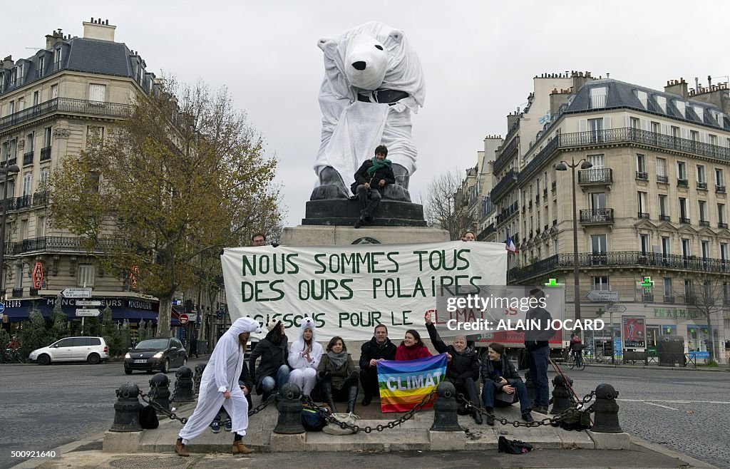 FRANCE-COP21-POLAR-BEAR-FEATURE-CLIMATE-WARMING