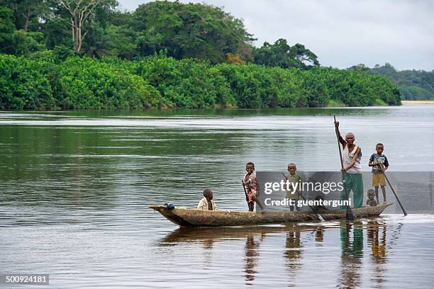 man with his children in a pirogue on congo river - congo 個照片及圖片檔