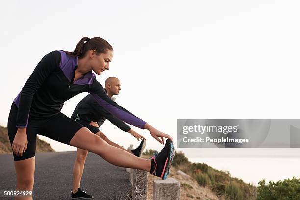 vergiss nicht die dehnübungen - zehenspitzen berühren stock-fotos und bilder