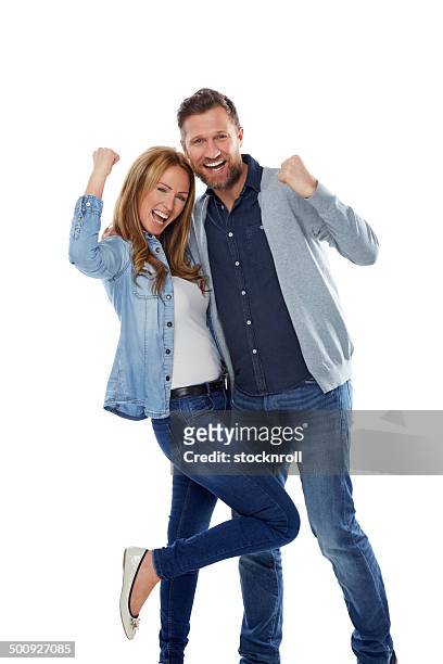 excitación pareja rejoicing éxito - posición elevada fotografías e imágenes de stock