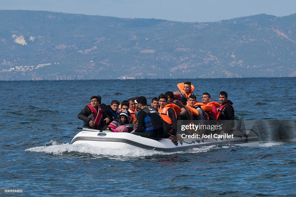 Barco de inmigrantes en colchonetas inflables entre Grecia y Turquía