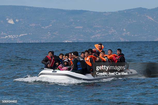 imigrantes em barco insuflável entre a grécia e a turquia - refugiado imagens e fotografias de stock