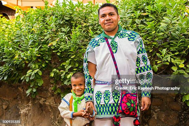 wixaritari boy with father in traditional dress - huichol fotografías e imágenes de stock