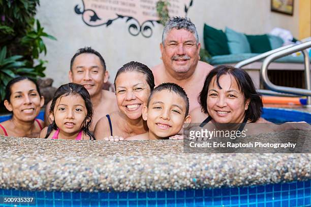 close-knit family group posing in hot tub - girls in hot tub stockfoto's en -beelden