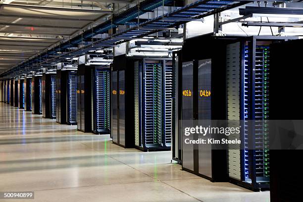 facebook server farm, oregon - network server stock-fotos und bilder