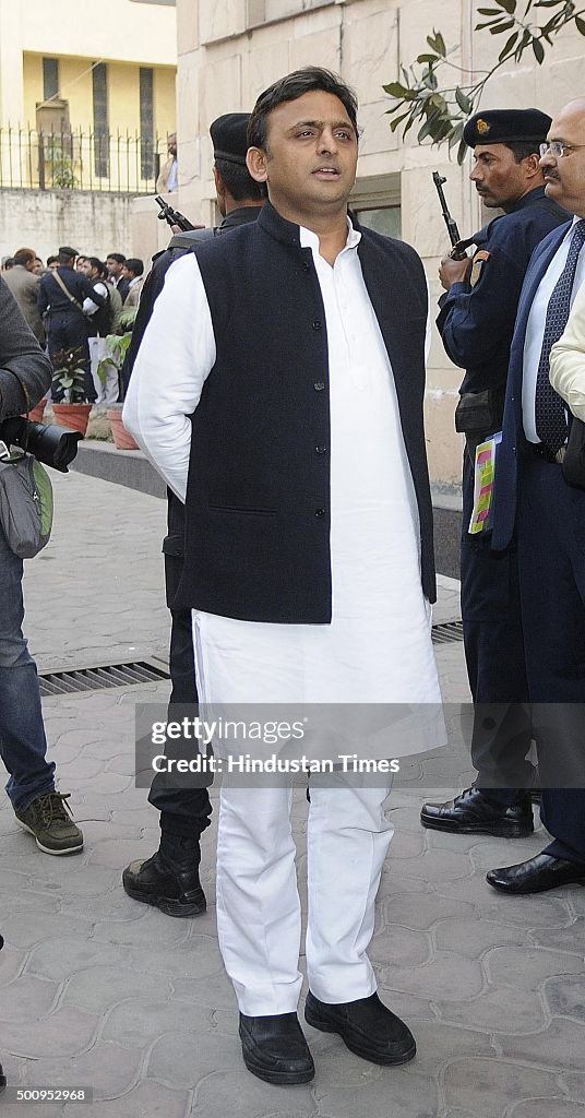 Uttar Pradesh CM Akhilesh Yadav At Uttar Pradesh Bhawan, To Meet Delhi Chief Minister Arvind Kejriwal
