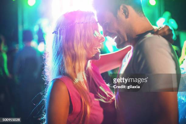 zwei menschen tanzen beim konzert. - summer party lights stock-fotos und bilder
