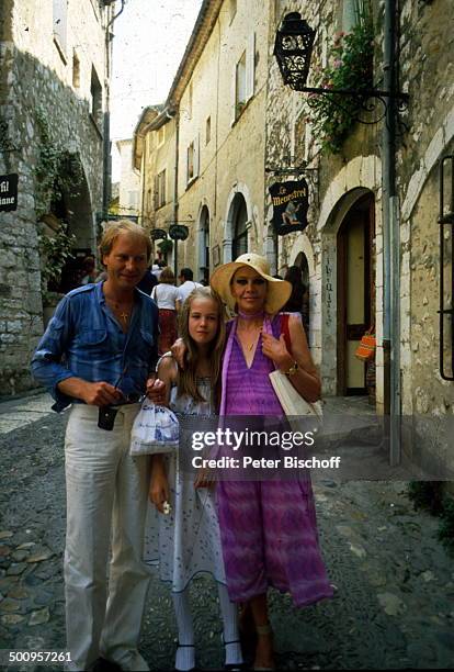 , Hildegard Knef, Ehemann Baron Paul von Schell, Tochter Christina Palastanga, Frankreich/Europa, Spaziergang, Kamera, Hut, Sonnenbrille, Urlaub,...