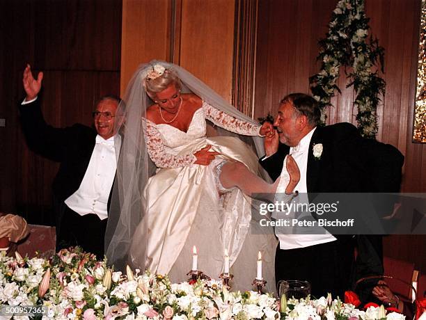Hochzeit von Schlager-Sängerin Dorthe Kollo und Oscar-Preisträger Just Betzer, am 17. August 1996 in Kopenhagen : Nach alter dänischer Sitte; mußte...