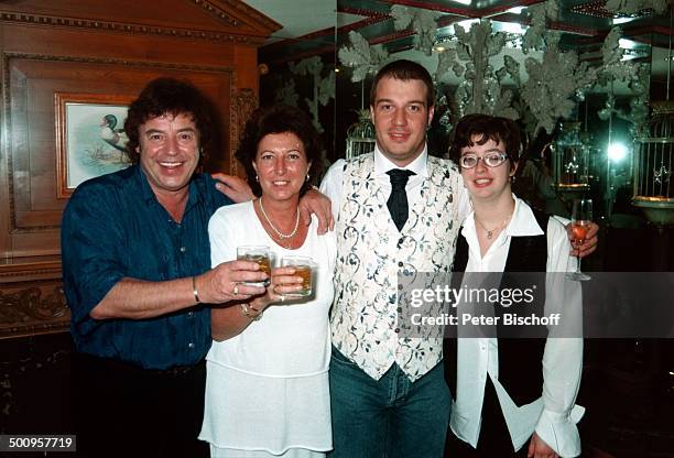 Tony Marshall und Ehefrau Gaby feiern am; 02. Juni 1997 ihren 25. Hochzeitstag, hier; bei der "Star-Gala 1996" in Washington; DC/USA, die vom...