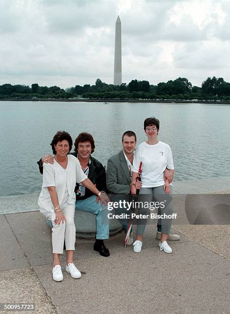 Tony Marshall und Ehefrau Gaby feiern am; 02. Juni 1997 ihren 25. Hochzeitstag, hier; vor dem Denkmal des Washington-Monument; mit Sohn Marc und...