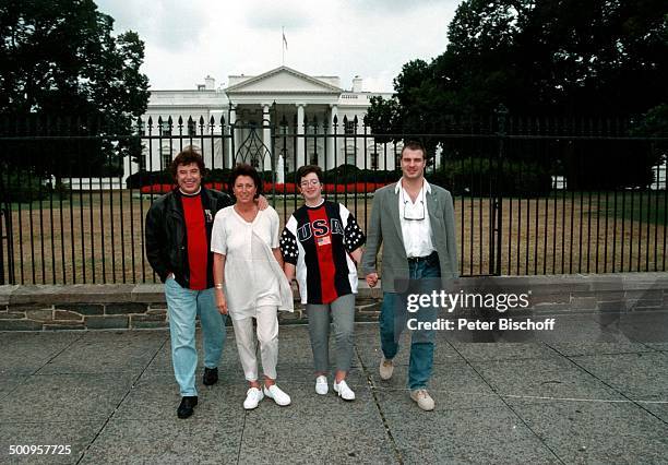 Tony Marshall und Ehefrau Gaby feiern am; 02. Juni 1997 ihren 25. Hochzeitstag, hier; vor dem "Weißem Haus" mit Sohn Marc und; Tochter Stella - , ,...