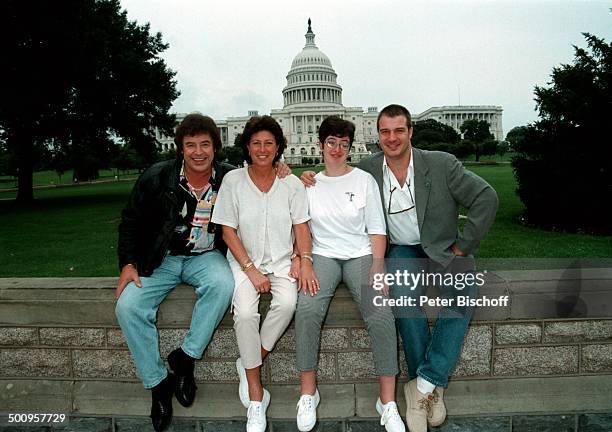 Tony Marshall und Ehefrau Gaby feiern am; 02. Juni 1997 ihren 25. Hochzeitstag, hier; vor dem "Weißem Haus" mit Sohn Marc und; Tochter Stella - , ,...