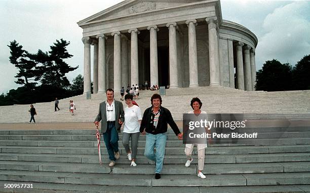 Tony Marshall und Ehefrau Gaby feiern am; 02. Juni 1997 ihren 25. Hochzeitstag, hier; vor dem Denkmal des früheren; US-Präsidenten Thomas Jefferson...