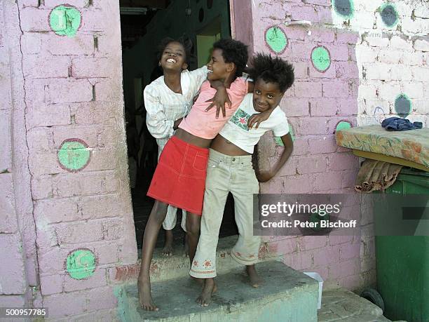 Afrikanische Kinder, Reise, Windhoek-Katutura/Namibia/Süd-Afrika, , umarmen, P.-Nr.: 057/2004, HS; Foto: P.Bischoff/CD; Veröffentlichung nur gegen...