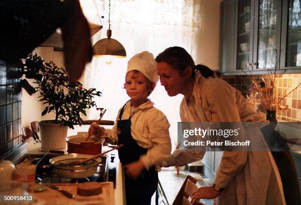 Gaby Dohm mit Sohn Julian Gabriel beim; Kochen, Homestory, München, Küche, Promi, Foto: P.Bischoff,