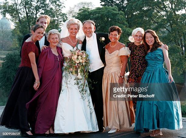 Hochzeit von Schlager-Sängerin Dorthe Kollo und Oscar-Preisträger Just Betzer, am 17. August 1996 in Kopenhagen , Braut-Kleid, Schleier, v.l.n.r.:...