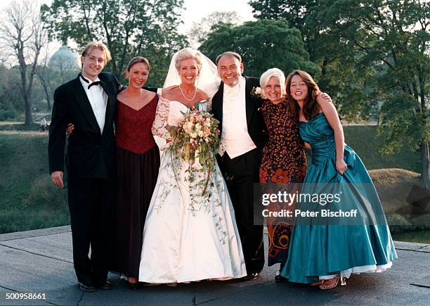 Hochzeit von Schlager-Sängerin Dorthe Kollo und Oscar-Preisträger Just Betzer, am 17. August 1996 in Kopenhagen , Braut-Kleid, Schleier, v.l.n.r.:...