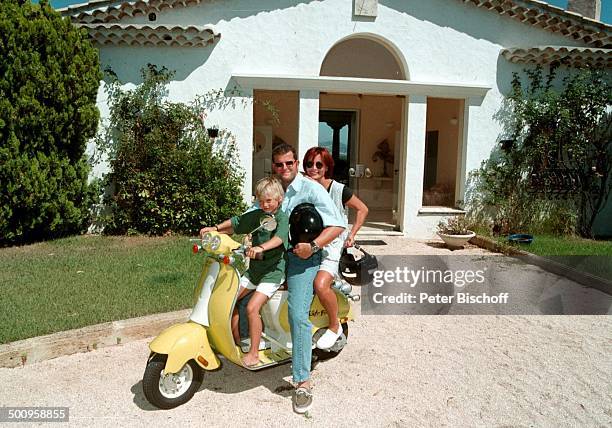 Susanne Uhlen mit Lebensgefährten Henry; Dawidowicz und Sohn Christopher auf der "Vespa", St. Tropez/Süd-Frankreich, Urlaub, Motorroller, Kind,...