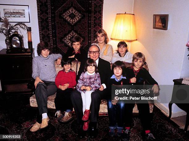 Heinz Erhardt , mit Enkelkinder: auf der Couch v.l.n.r. Nicola Malicke, Florian Malicke, Clair Malicke, Marek Erhardt , Gero Haacker; hinter der...