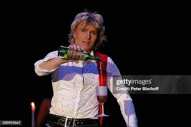 Hans Klok, Russischer Staatscircus, München, , Zirkus, Staatszirkus, Auftritt, Bühne, Magier, Zauberer, Zaubertrick, Getränk, Flasche, Promi Promis,...