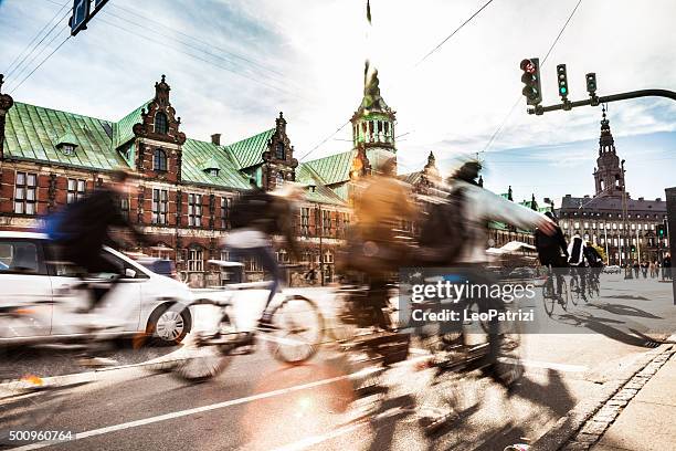 people cycling in copenhagen - traffic stockfoto's en -beelden