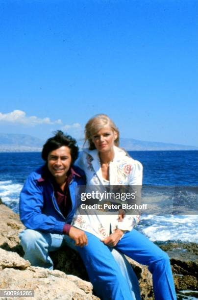 Roy Black mit Ehefrau Silke Vagts ,, Flitterwochen, Athen, Griechenland, Europa, Urlaub, Felsen, Mittelmeer, Meer, Promi, Foto: P.Bischoff, , Sc