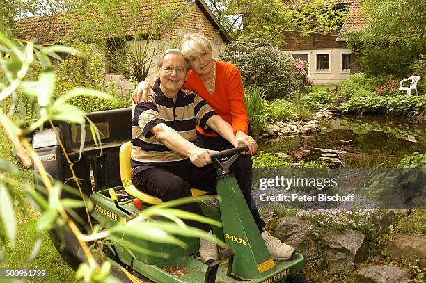 Wilfried Klaus , Ehefrau Wera Ilfried, Homestory, Ferienhaus in Mittenwald, 11.05.04, Garten, Gartenarbeit, Rasenmäher, Rasen mähen, umarmen, Teich,...