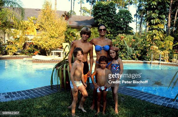 Daliah Lavi-Gans , , Tochter Kathy, Söhne; Alexander, Steven, Rouven, Miami/Florida/Amerika/USA, Familie,; Homestory, Swimming-Pool, Bikini,;...