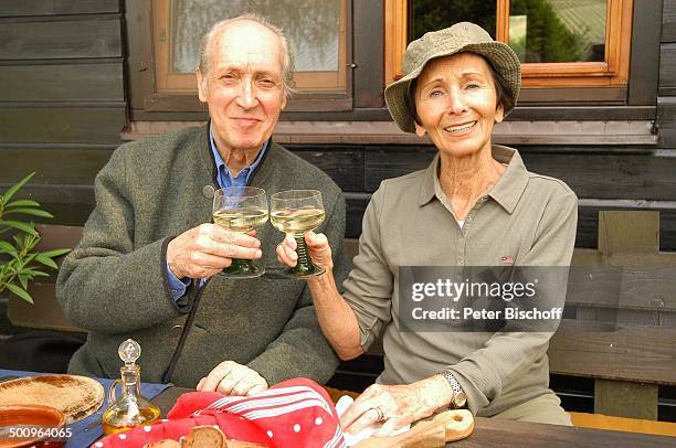 Ernst Stankovski, Ehefrau Anna-Luise Stankovski, Klosterneuburg bei Wien/Österreich, , Musiker, Schauspieler, Getränk, Glas, Wein, anstossen, Hut,...