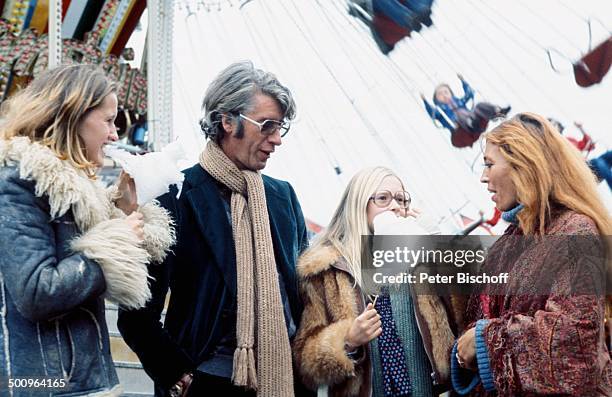 Rudi Carrell, Ehefrau Anke, Töchter Annemieke und Carolin, Bremer Freimarkt, Bremen, , Zuckerwatte, Schal, Brille, Kind, Kinder, Tochter, Familie,...