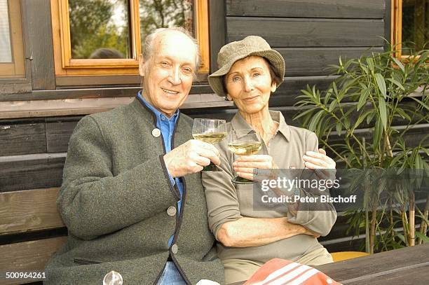 Ernst Stankovski, Ehefrau Anna-Luise Stankovski, Ferienhaus in Klosterneuburg bei Wien/Österreich, , Musiker, Schauspieler, Getränk, Glas, Wein,...