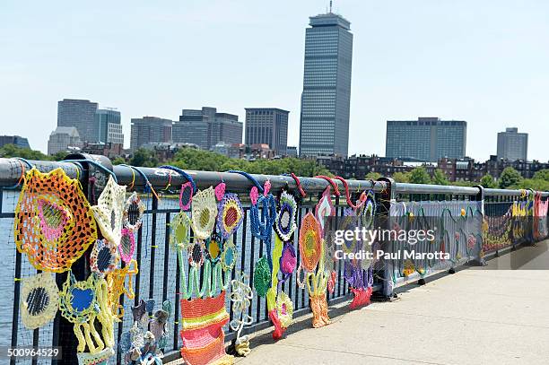 yarn bombing - yarn bombing stock pictures, royalty-free photos & images