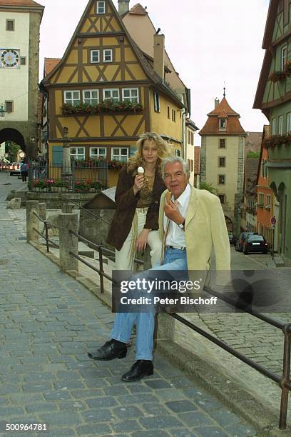 Claus Wilcke, Ehefrau Janine Amann, Rothenburg ob der Tauber, , Schauspieler, Eis, Eiscreme, essen, Waffel Promi, P.-Nr.: 764/2004, HS; Foto:...