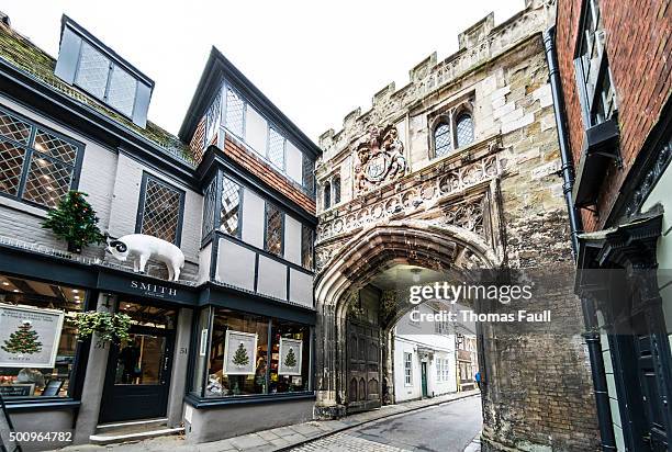 high street gate in salisbury - salisbury england stock-fotos und bilder