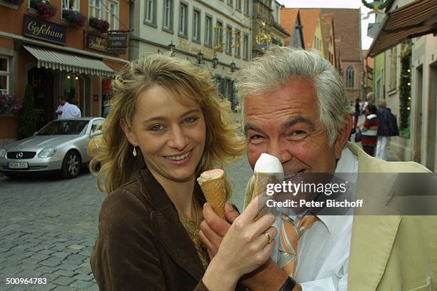 Claus Wilcke, Ehefrau Janine Amann, Rothenburg ob der Tauber, , Schauspieler, Eis, Eiscreme, essen, Waffel Promi, P.-Nr.: 764/2004, HS; Foto:...