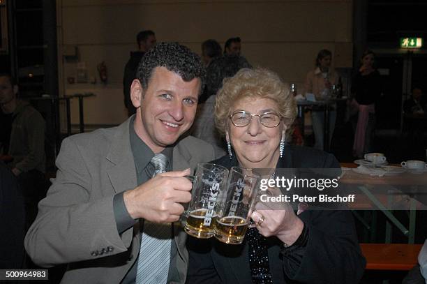 Semino Rossi mit Mutter Esther Rossi , nach der ARD-Musik-Show "Musikantenstadl", Bremen, , "Stadthalle", Backstage, Glas Bier, anstoßen, Brille,...