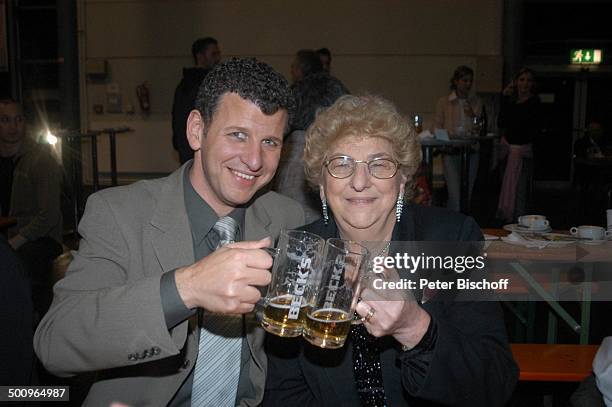 Semino Rossi mit Mutter Esther Rossi , nach der ARD-Musik-Show "Musikantenstadl", Bremen, , "Stadthalle", Backstage, Glas Bier, anstoßen, Brille,...