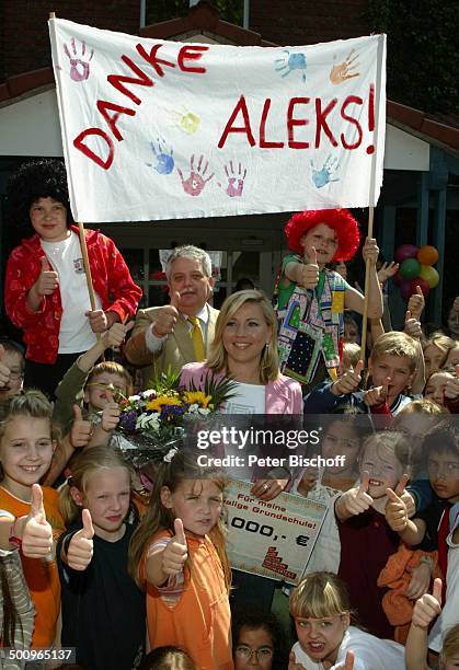 Aleksandra Bechtel, Kinder, Schüler, Fans, Preis-Übergabe von SAT.1-Show: "Der große deutsche Prominenten-Buchstabier-Test" an die...