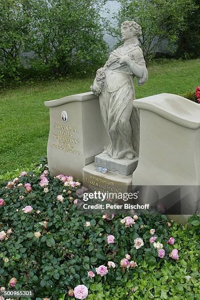 Grabstelle von Alexandra Maria Schürmann-Freund , Friedhof Aufkirchen/bei Starnberg, Grabstein, Statue, Familiengrab der Familie Schürmann, Blumen,...