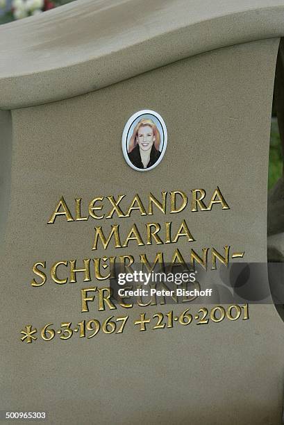 Grabstelle von Alexandra Maria Schürmann-Freund , Friedhof Aufkirchen/bei Starnberg, Grabstein, Statue, Familiengrab der Familie Schürmann, Blumen,...