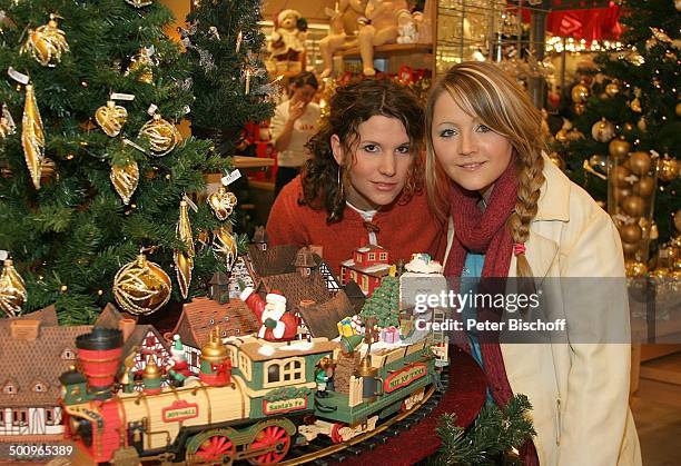 Kati , eLa beim Weihnachts-Shopping, , Köln, Kaufhaus, Eisenbahn, Holzbahn, Spielzeug, Baumschmuck, Advent, Adventszeit, Weihnachten, Weihnachtszeit,...