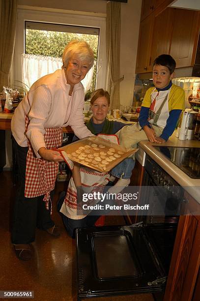 Maria Sebaldt, Adoptivtochter Katharina, Enkelsohn Julian Dante, , , München, Familie, Mutter, Tochter, Enkel, Sohn, backen, Kekse, Plätzchen,...