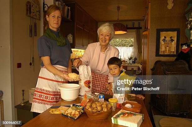 Katharina Freitag, Maria Sebaldt, Julian Dante, , , München, Familie, Mutter, Tochter, Enkel, Sohn, backen, Kekse, Plätzchen, Gebäck, Küche, Advent,...