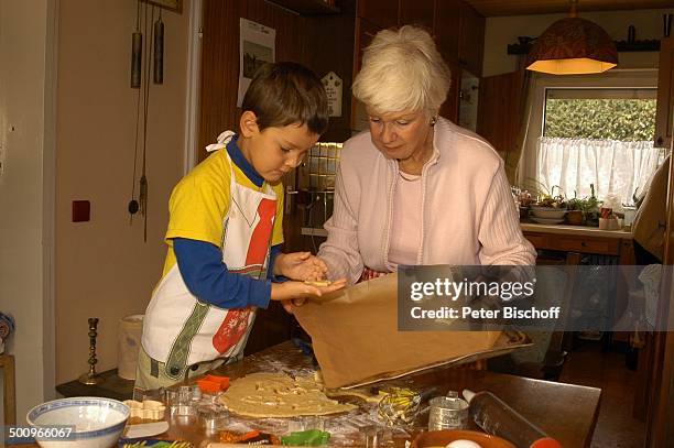 Julian Dante, Maria Sebaldt , , München, Familie, Enkel, Grossmutter, Enkelsohn, backen, Kekse, Plätzchen, Gebäck, Küche, Advent, Adventszeit,...