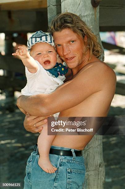 Hardy Krüger jr., Sohn Leon Daniel, -, St. Peter Ording, Urlaub, Baby, Säugling, Mütze, freier Oberkörper, nackt, umarmen, Schauspieler, Promi,...