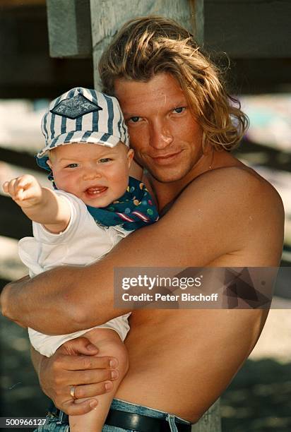 Hardy Krüger jr., Sohn Leon Daniel, -, St. Peter Ording, Urlaub, Baby, Säugling, Mütze, freier Oberkörper, nackt, umarmen, Schauspieler, Promi,...