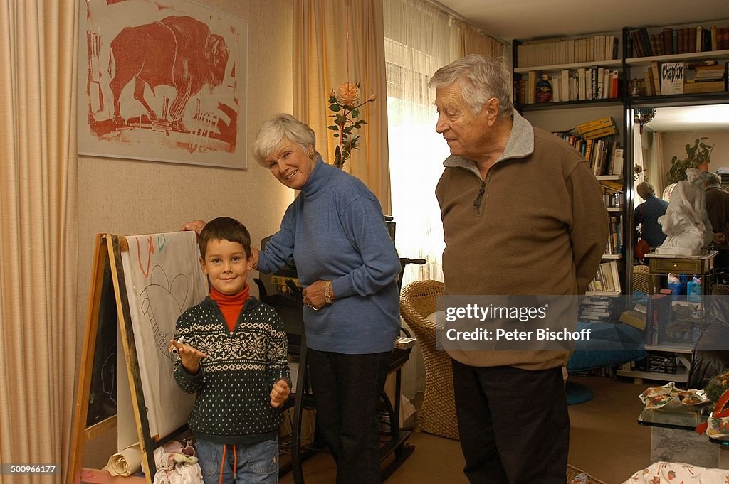 Enkelsohn Julian Dante, Maria Sebaldt, Ehemann Robert Freitag, (v.l.n.r.), 21.11.2004, München, Ehefrau, Familie, Enkel, Wohnzimmer, malen, Staffellei