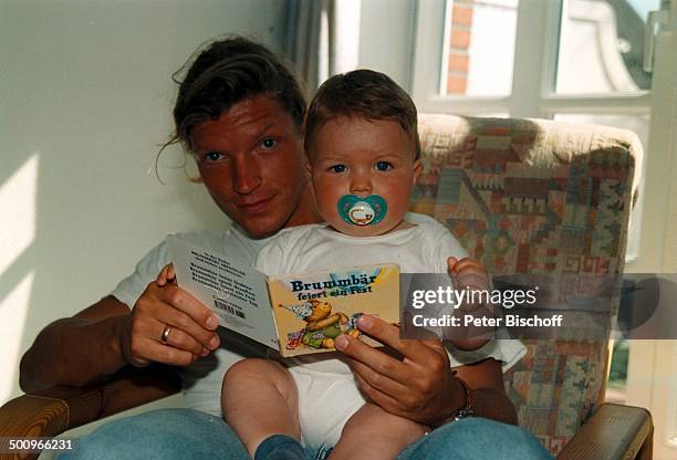 Hardy Krüger jr., Sohn Leon Daniel, -, St. Peter Ording, Schauspieler, Urlaub, Baby, Säugling, Homestory, Kinderbuch, Buch, Schnuller, Promi, Promis,...