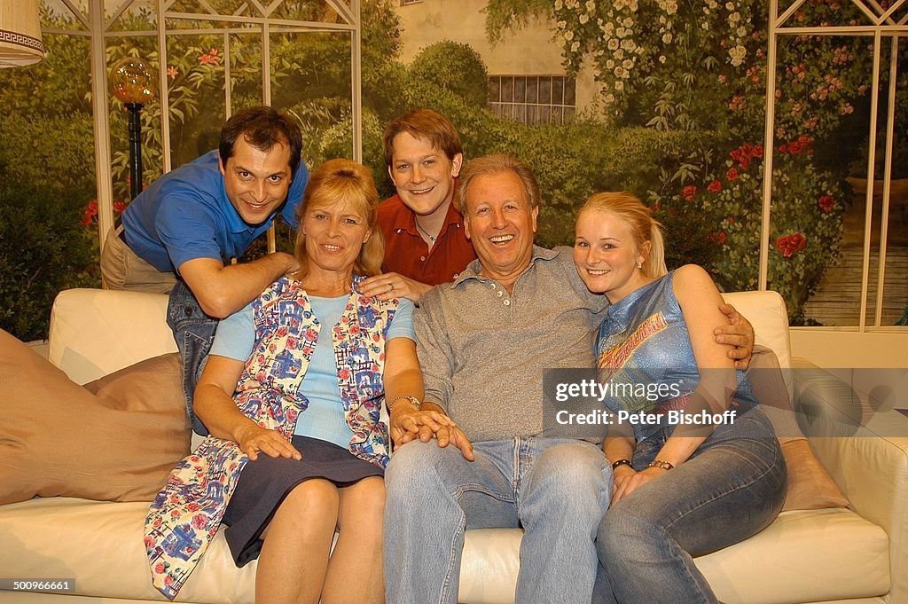 Christian Burghartswieser, Mona Freiberg, Jörn Hinrichs, Gerhart Lippert, Anna Funk (v.l.n.r.), 'Chiemgauer-Volkstheater' Folge 77: 'Kinder, Kinder',